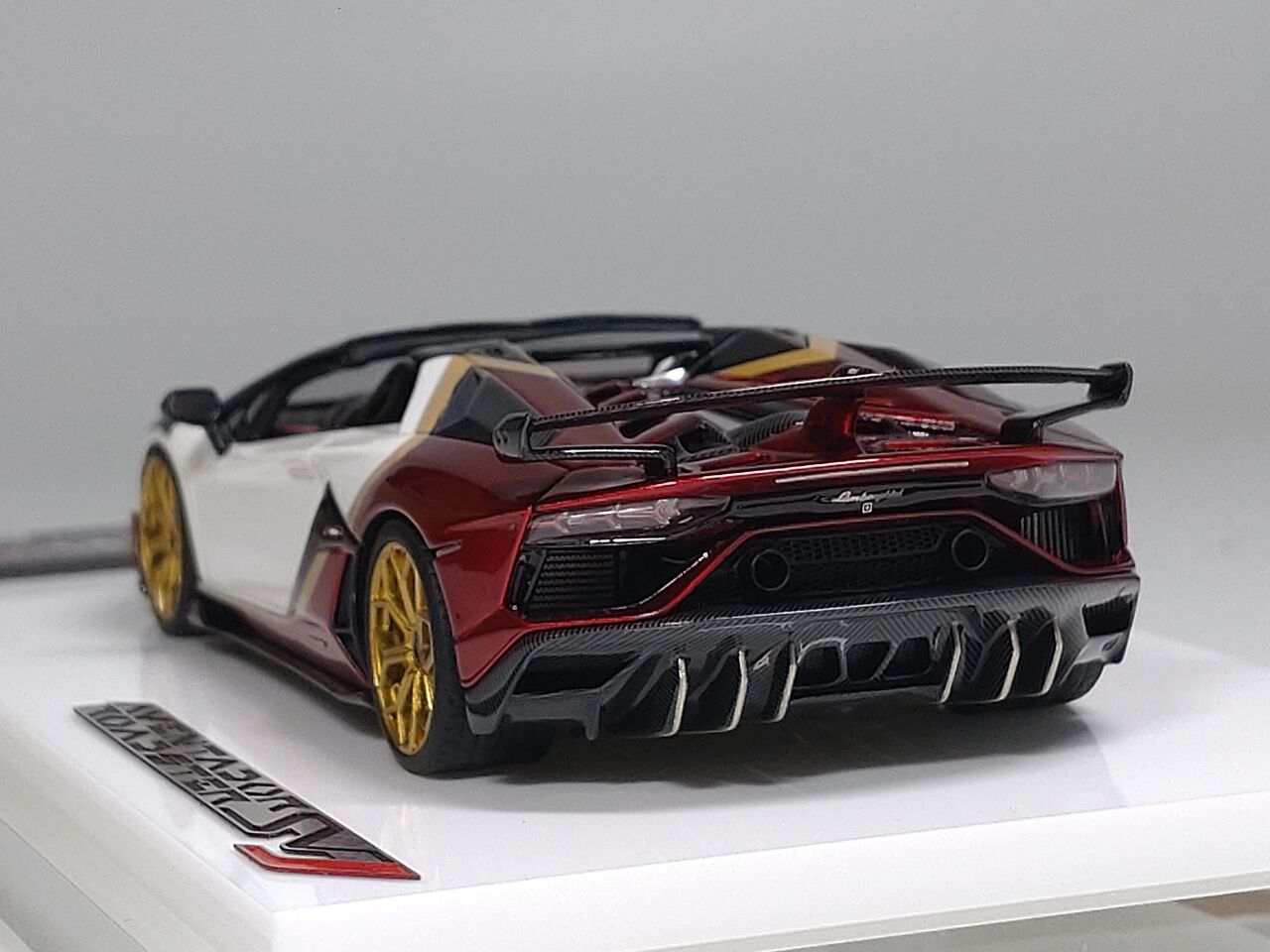 内装が映える1台....EIDOLON COLLECTION 1/43 Lamborghini Aventador