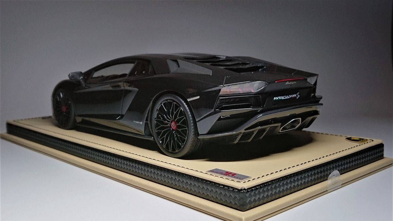 やはり危険すぎます.MR Collection 1/18 Lamborghini Aventador S