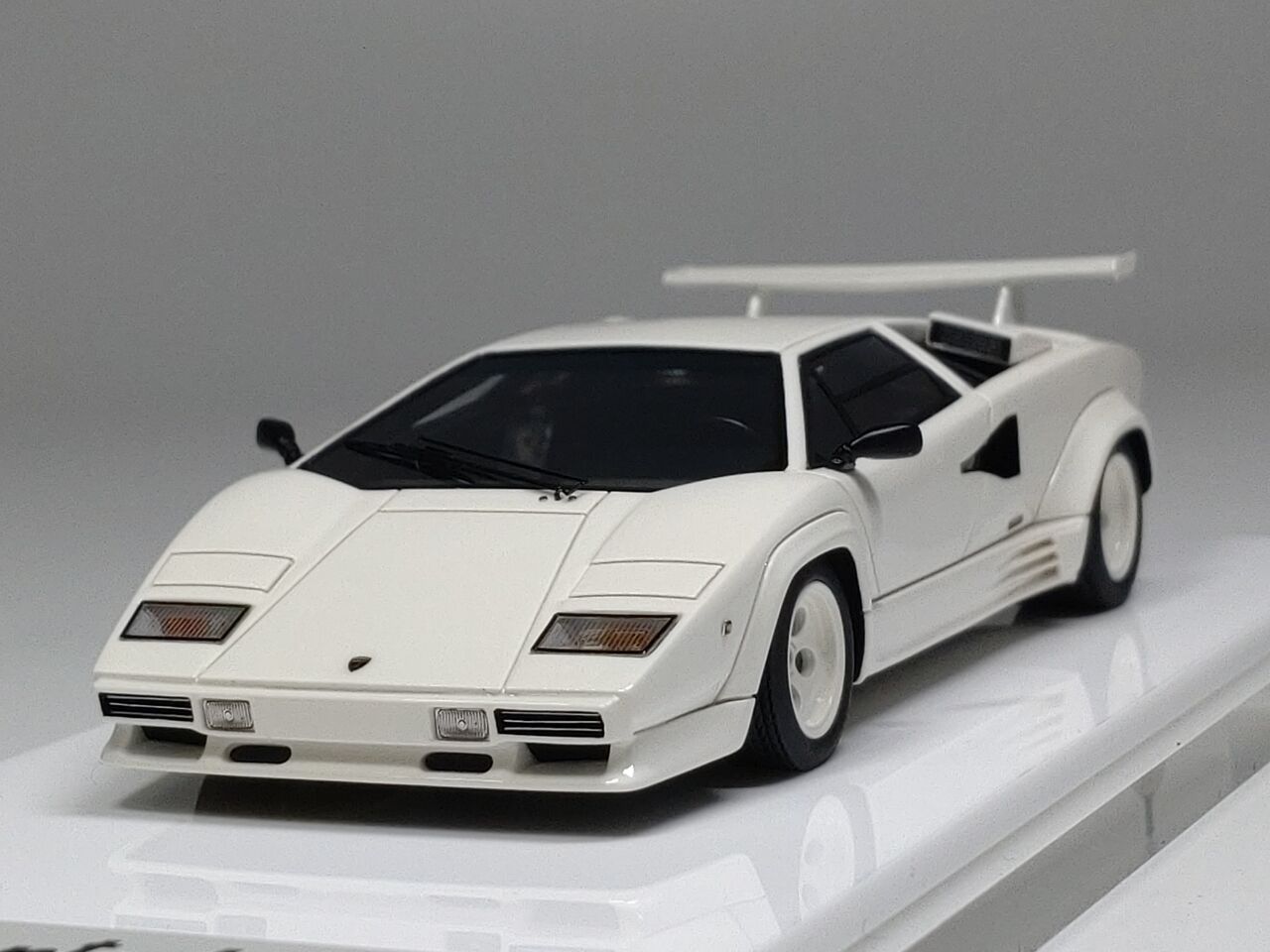 純白の.EIDOLON 1/43 Lamborghini Countach LP5000 QV with