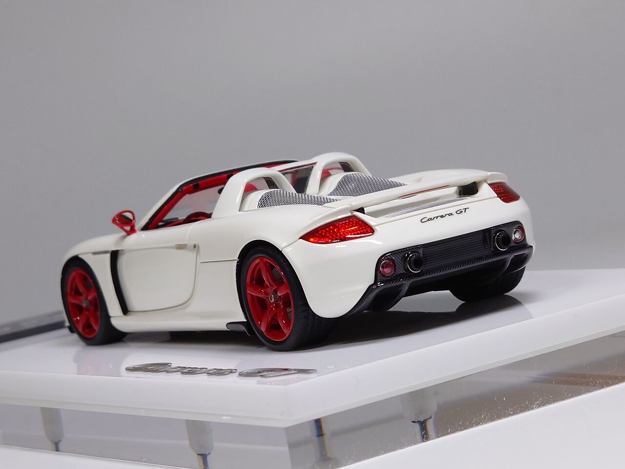 方向転換..-MAKE UP Exclusive- EIDOLON COLLECTION 1/43 Porsche Carrera GT  2004 Arctic White/Red Limited 50 pcs. : ミニカー道中記