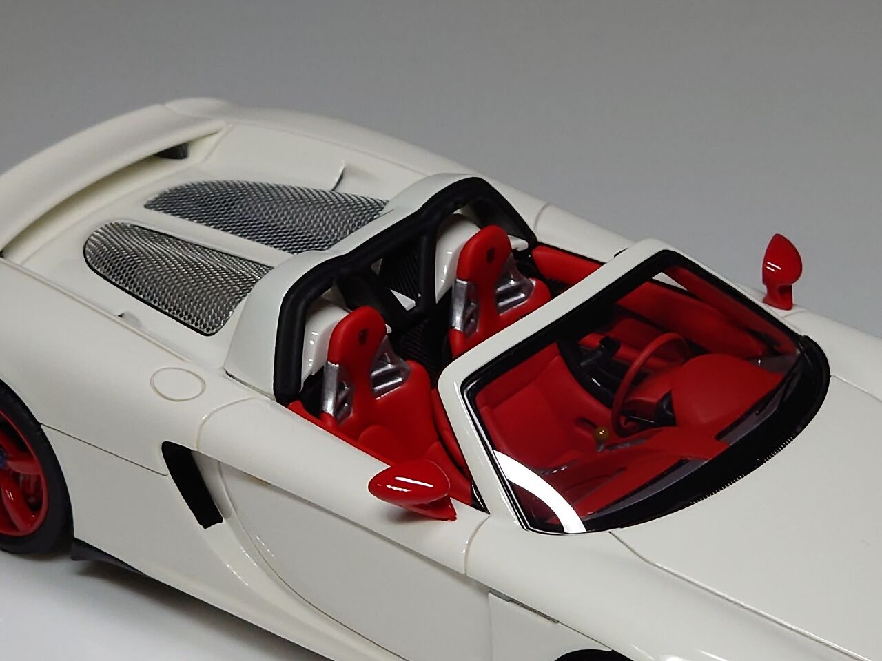 ミニカー Porsche Carrera GT2004Arctic White / Red 方向転換..-MAKE UP Exclusive- EIDOLON COLLECTION 1/43