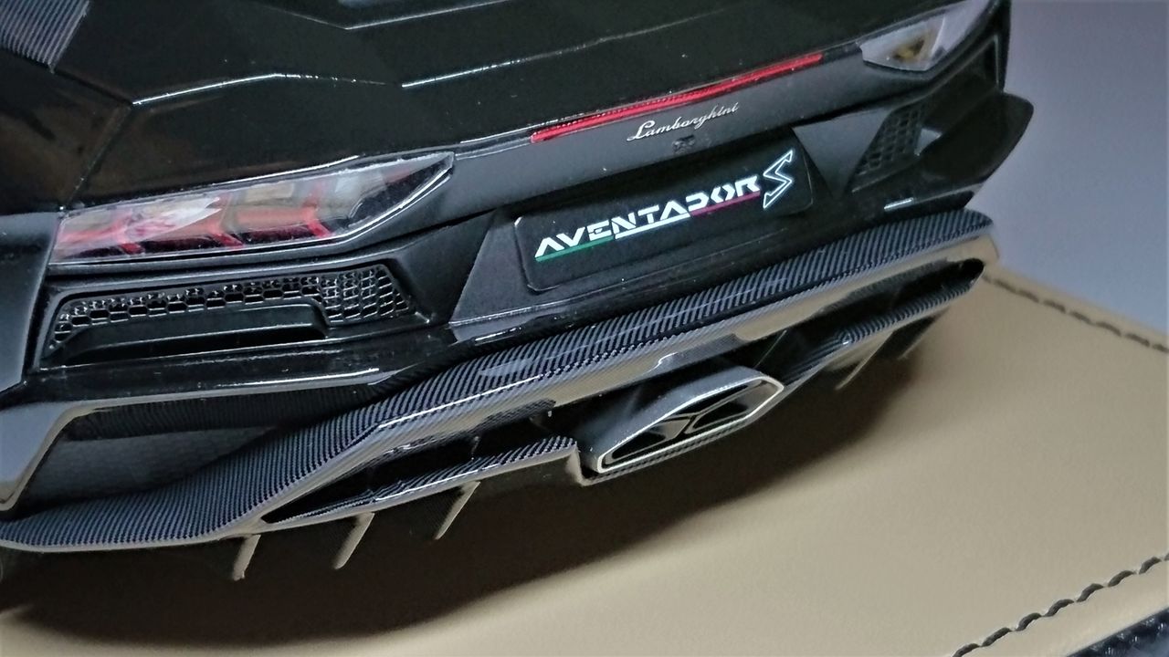 やはり危険すぎます.MR Collection 1/18 Lamborghini Aventador S
