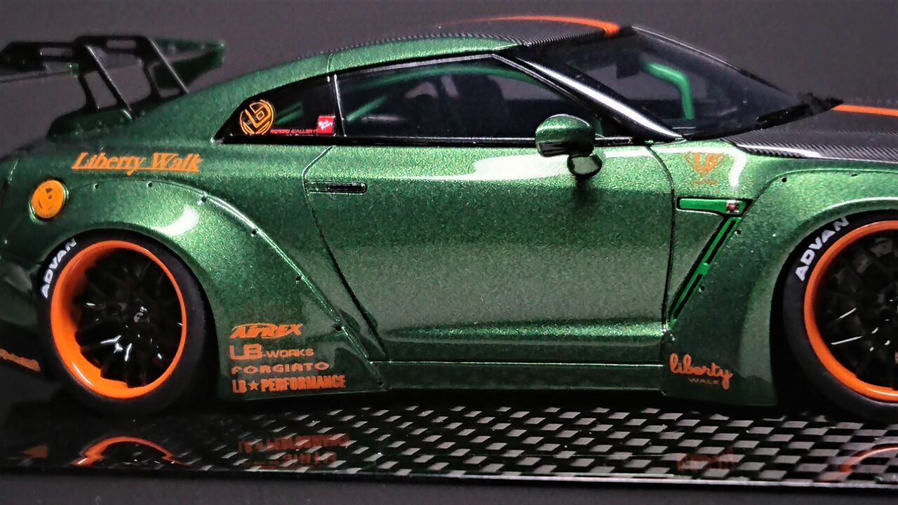 個性的なカラーリングデザインな1台！-Rosso Gallery Garage Exclusive