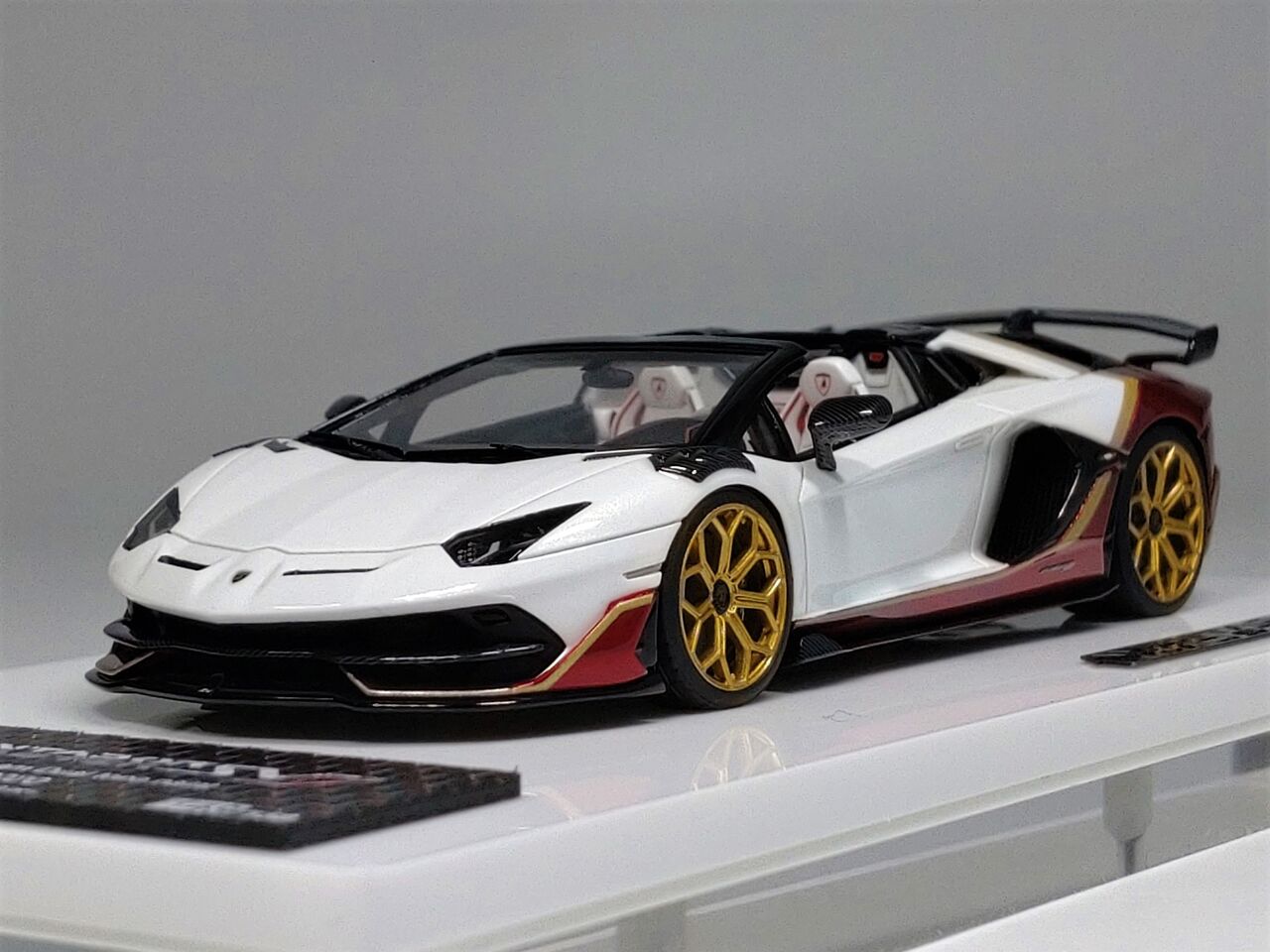 内装が映える1台....EIDOLON COLLECTION 1/43 Lamborghini Aventador