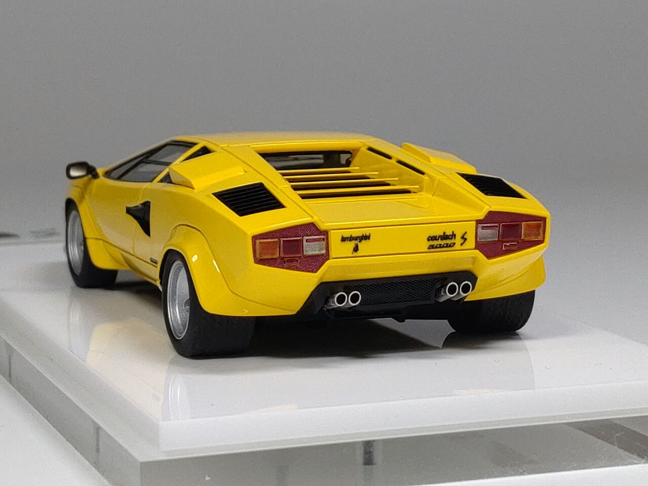 ようやく..EIDOLON 1/43 Lamborghini Countach LP5000S 1982 Yellow