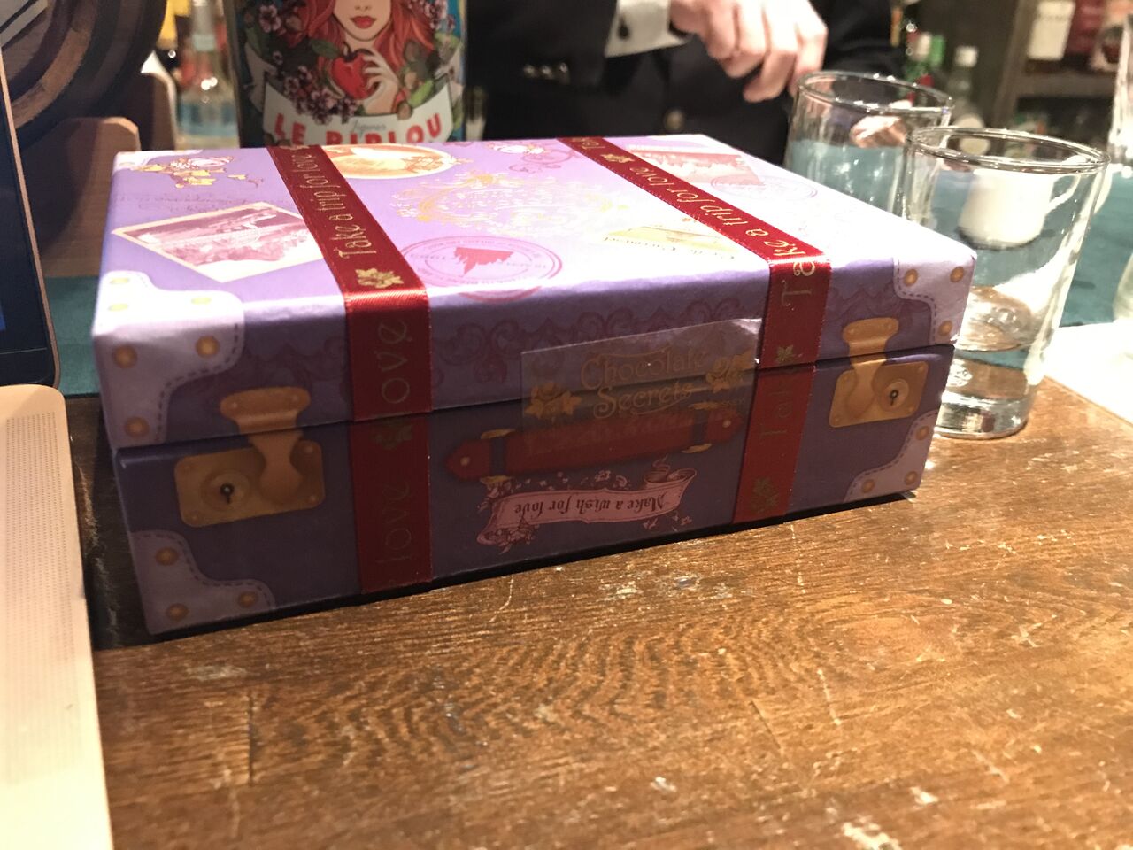 ホワイトルシアン と ディズニー チョコレート シークレッツ Bar Chat Bleu