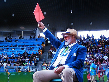 副審の挙げる赤い旗