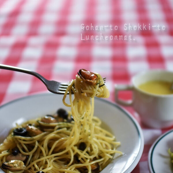 ムール貝のパスタ ごはんと食器とランチョンマット