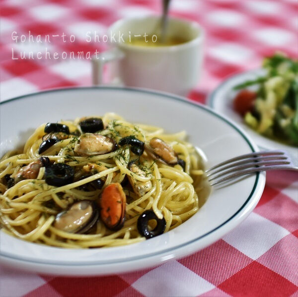 ムール貝のパスタ ごはんと食器とランチョンマット