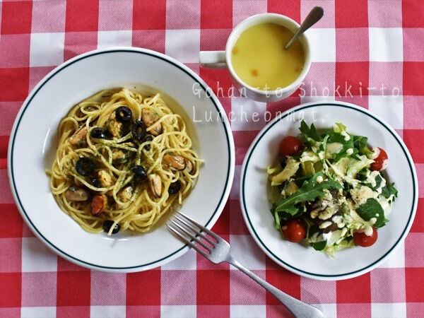 ムール貝のパスタ ごはんと食器とランチョンマット