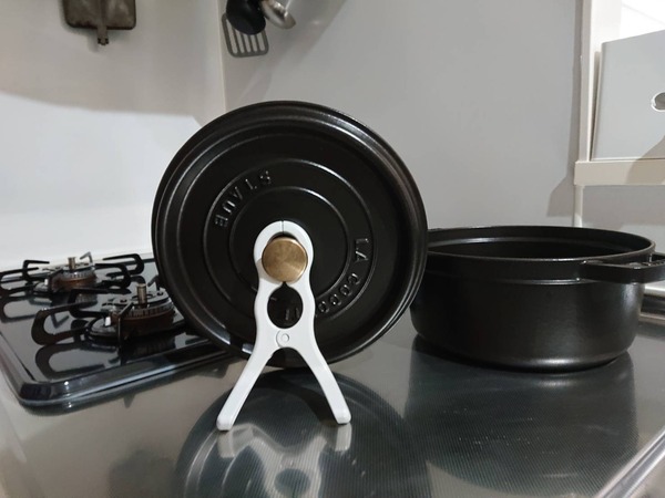 ストウブ鍋の蓋置き、スタンド純正 ストウブ鍋大好きな私が激オシ！蓋おきを熱く語ります！ - YouTube