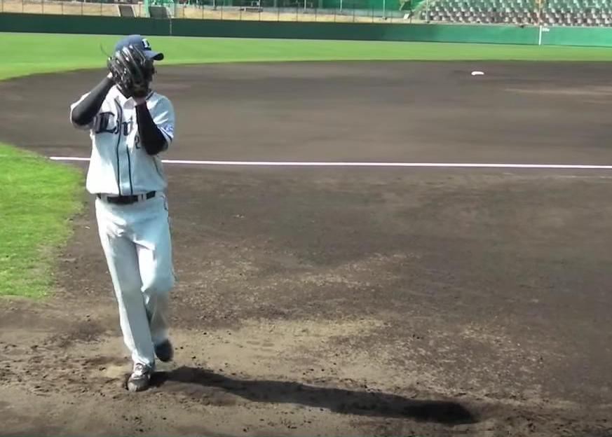 埼玉西武 十亀剣投手の投球フォーム連続写真 胸面から 野球動作分析強化指導サイト ヤキュウモーション