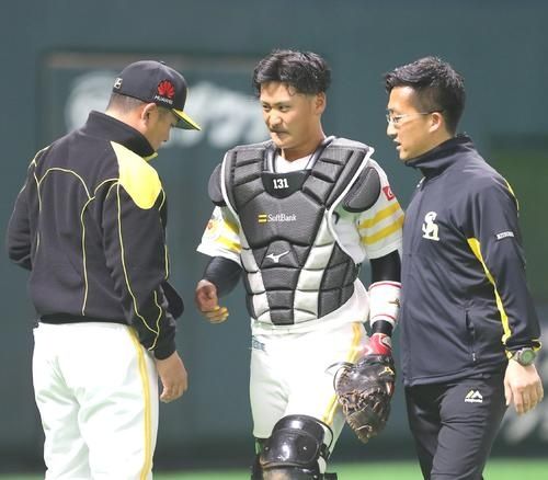 Sb堀内捕手が負傷交代 捕手だけで3人目の離脱者か Baseballlog Sb堀内捕手が負傷交代 捕手だけで3人目の離脱者か Baseballlog