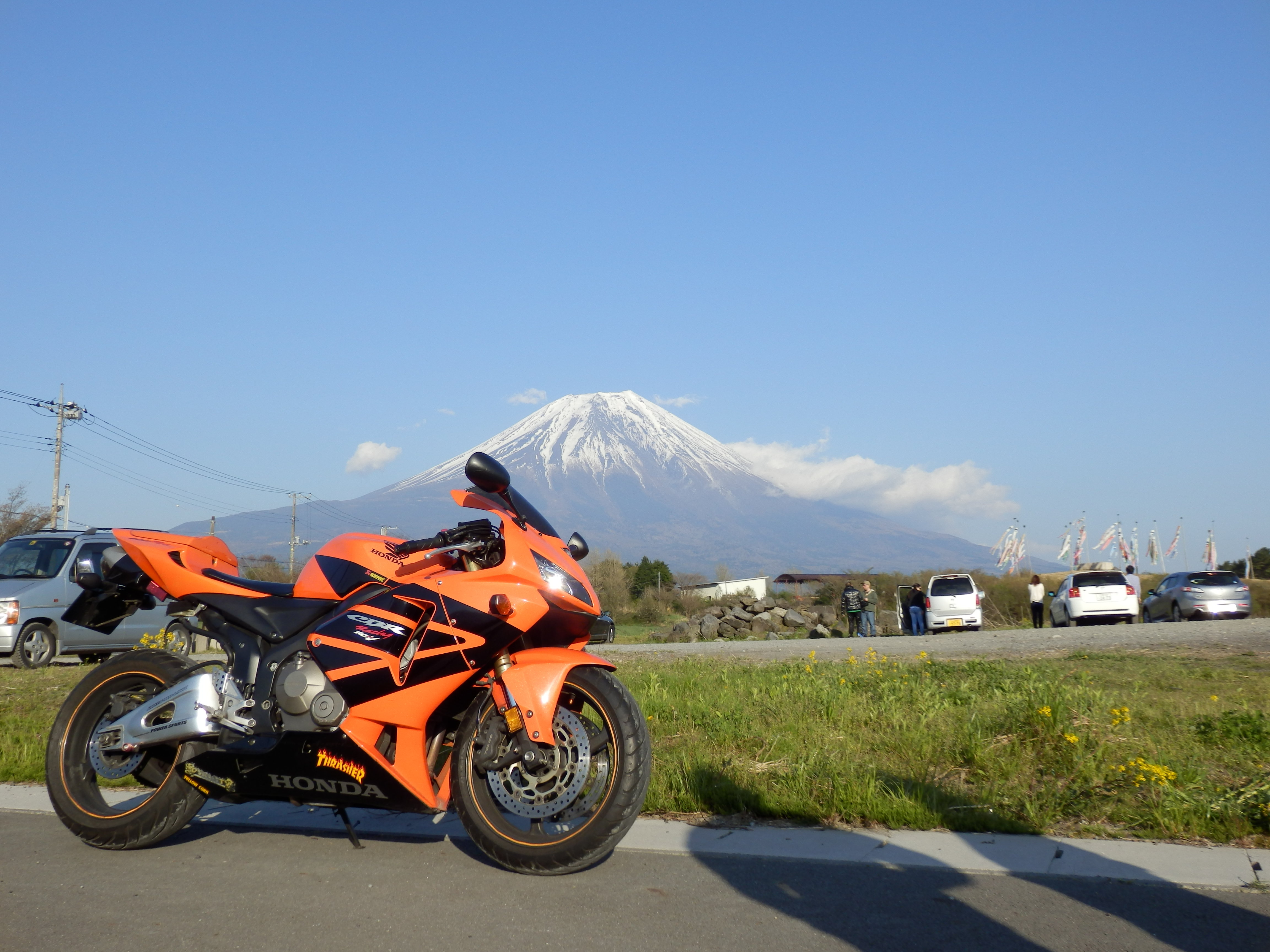 鳴る神の 少し響みて さし曇り 雨も降らぬか 君を留めむ 蓬莱紅魔館