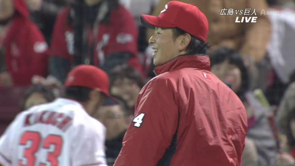 ぐう聖 大瀬良 落球の天谷を笑顔で出迎える 芝生速報www ぐう聖 大瀬良 落球の天谷を笑顔で出迎える 芝生速報www