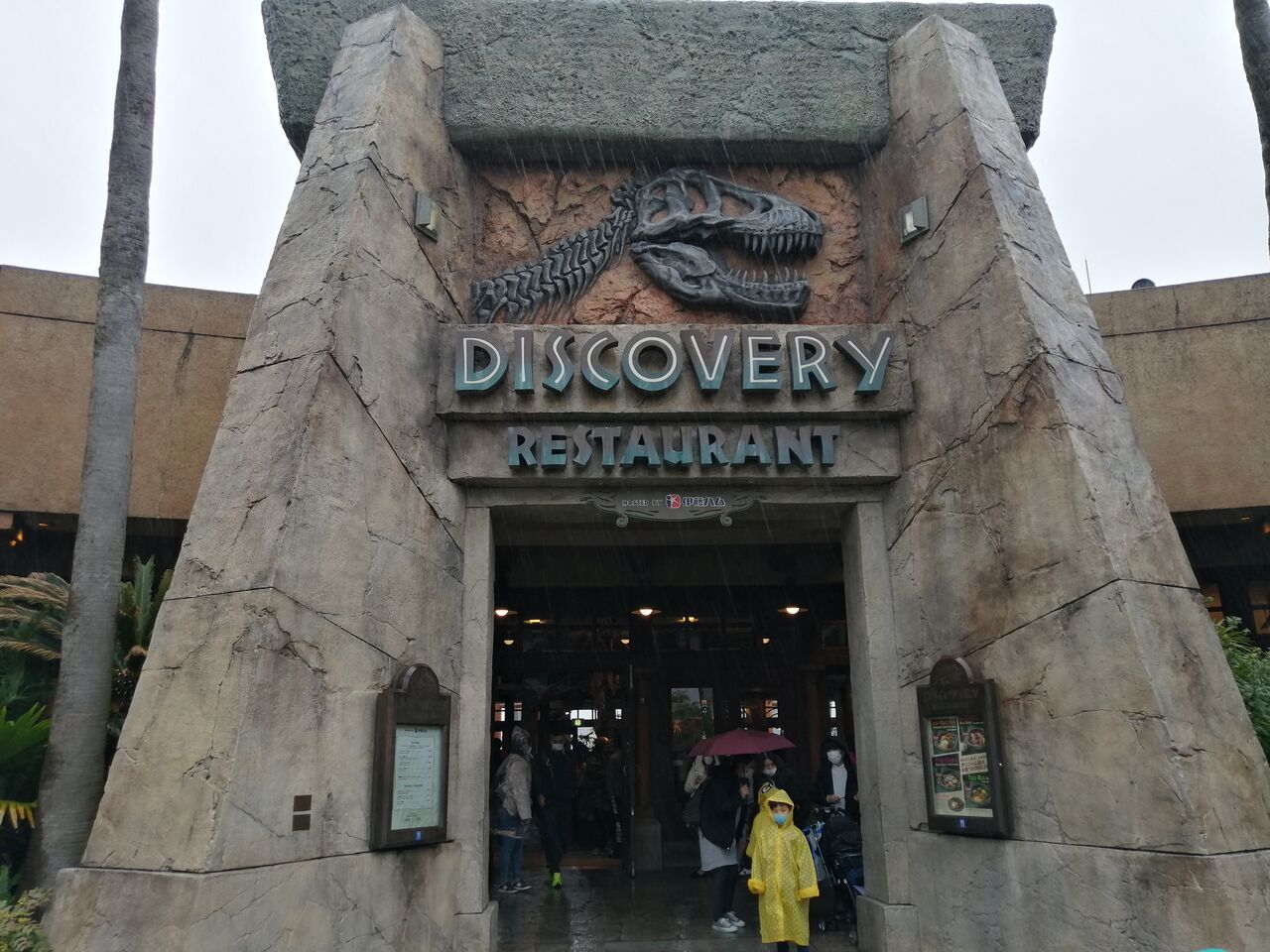 ユニバーサルシティ駅 Discovery Restaurant ディスカバリー レストラン 豪快な店内でロコモコ風don バトル オブ チャイニーズ