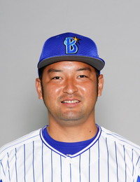 嶺井さん、スーツ姿で横浜関係者に挨拶回り