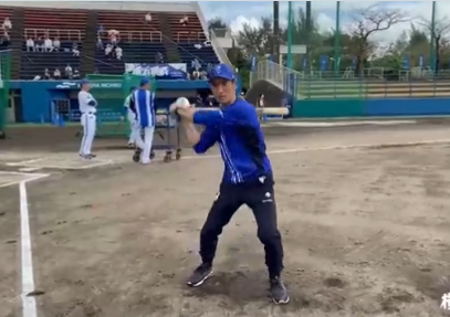 DeNA片岡臨時コーチ、宜野湾キャンプ指導開始　異例の居残り「特走」メニューに桑原＆神里が参加