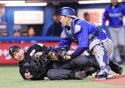 【球場騒然】ヤクルト・オスナのすっぽ抜けたバットが川上球審(本日デビュー)を直撃・担架で退場、脳しんとうかのサムネイル