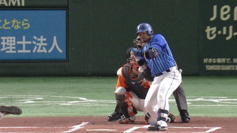 宮崎敏郎、リーグ最多タイの4死球目…右肘直撃に痛がる…