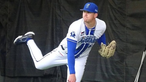 DeNA・レイノルズ、203センチの超大型クローザー候補助っ人が初ブルペン！NPB球への適応に不安なし