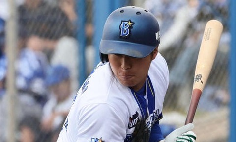 DeNA・石上泰輝がショートでノック！前日、右肘の防具の上に死球受け途中交代