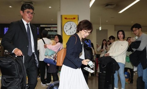 DeNA、選手たちが沖縄の宿舎に到着！南場オーナーもキャンプイン前日から沖縄入り