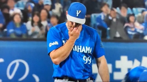 DeNA・ヒュンメル、タイムリー落球で顔面に直撃…本人もデュプランティエも痛い失策のサムネイル