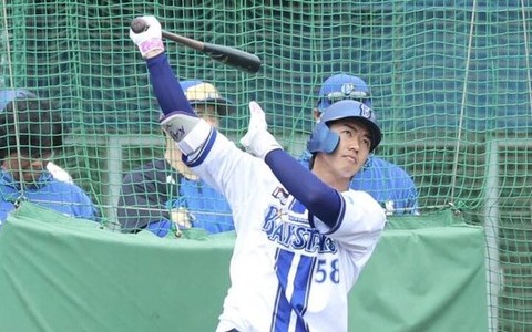 DeNA・梶原昂希が今季“チーム1号”先制2ラン！3安打猛打賞で外野の定位置奪取へ