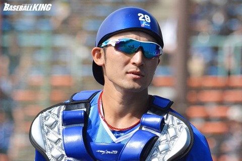 伊藤光、左膝に打球が直撃・途中交代　三浦監督「左膝の打撲です。大丈夫でしょう」