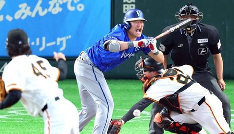 DeNA・筒香嘉智が左膝に死球直撃で負傷交代…苦悶の表情で歩行できず…両肩担がれてベンチへ