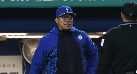 DeNA・相川監督憮然…ヒュンメル痛恨の適時失策に「プロ野球なので。自分たちの首を絞めるだけ」のサムネイル