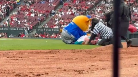 【プロレス】DB.スターマン、スラィリーをKO！フライング・ボディアタック炸裂で、3カウント奪うのサムネイル