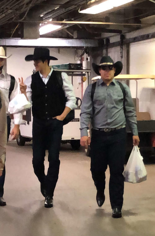 野球 ヤレと言われたので 大谷翔平さん 白人チームメイト達とカウボーイ姿で登場 公開処刑だと話題に 画像あり プロ野球おっかけ隊 野球 ヤレと言われたので 大谷翔平さん 白人チームメイト達とカウボーイ姿で登場 公開処刑だと話題に 画像あり プロ野球おっかけ隊