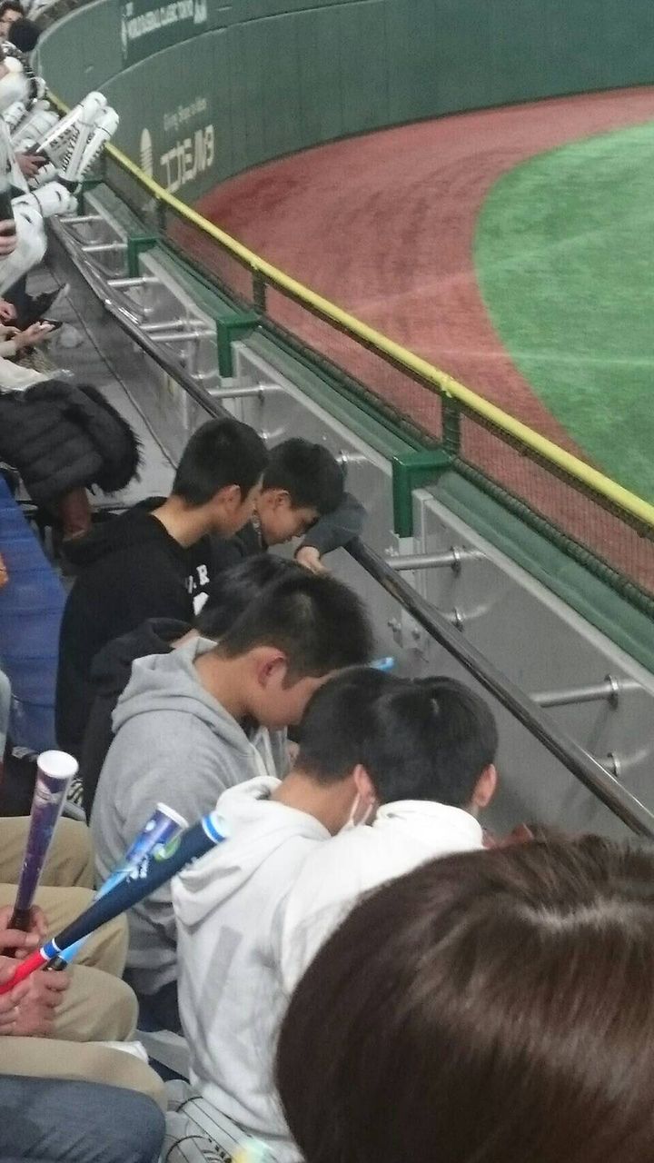 これはひどい 山田哲人のホームランボールをナイスキャッチしたクソガキが炎上 警備員に連行されるwwwwwww ハムカツニュース