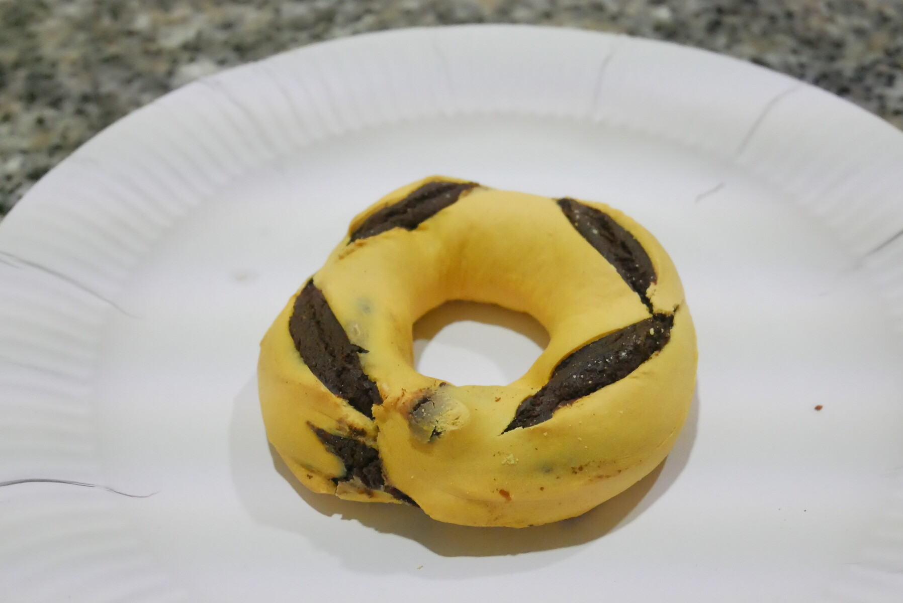 マルタ伝統菓子 スモールハニーリングってどんな味 お土産に最適 黄色と黒のドーナツ型食べ物 マルタナビ 社会人からのマルタ留学ブログ