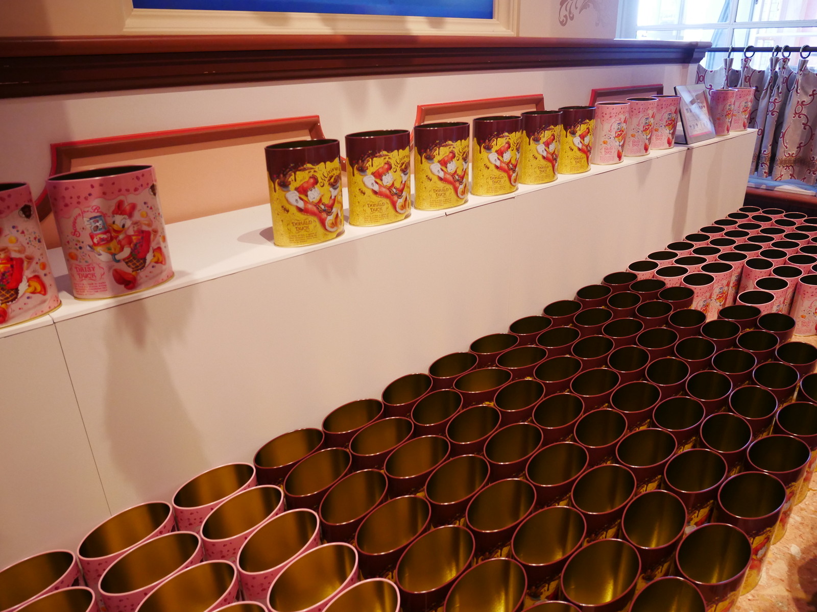 Tdl オリジナルチョコレートクランチ缶専門店 ピック マンチ は35周年の限定出店 マルタナビ 社会人からのマルタ留学ブログ Tdl オリジナルチョコレートクランチ缶専門店 ピック マンチ は35周年の限定出店 マルタナビ 社会人からのマルタ留学ブログ