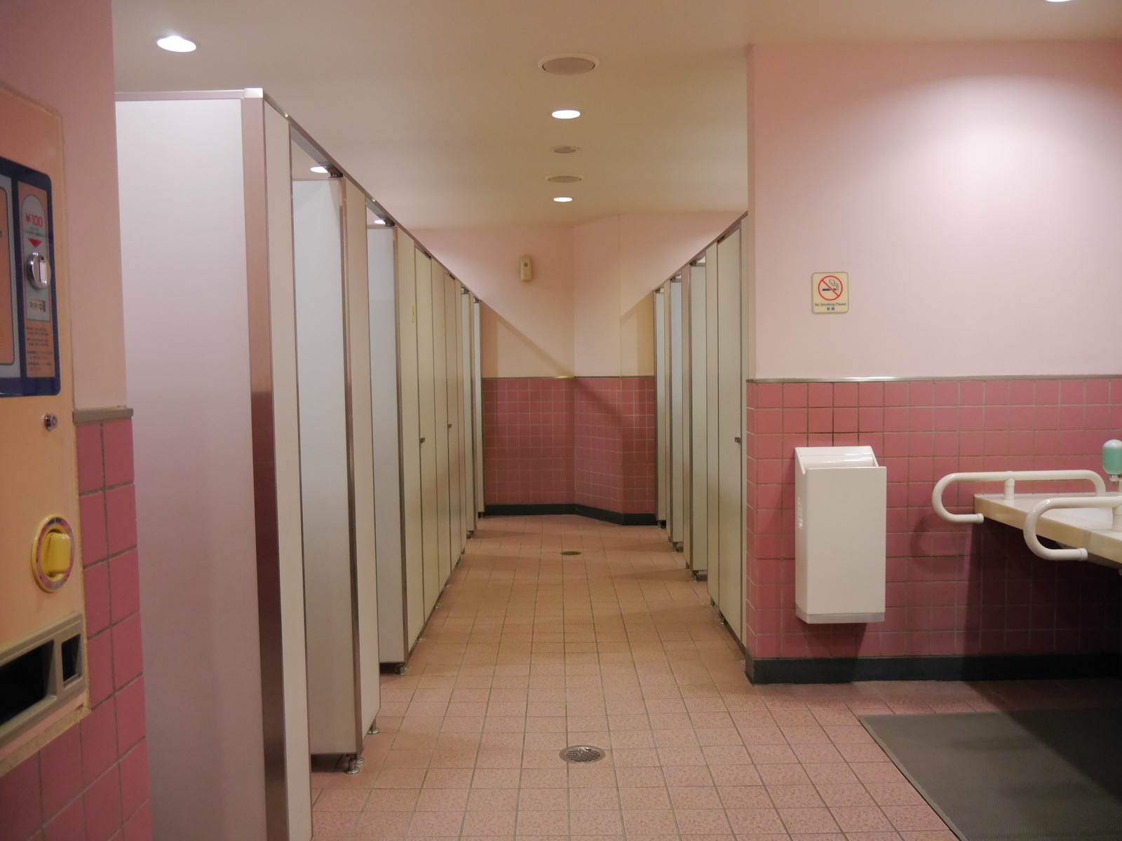 え こんなところに トゥモローランドテラスのトイレは結構奥まっているところにあって冒険 マルタナビ 社会人からのマルタ留学ブログ