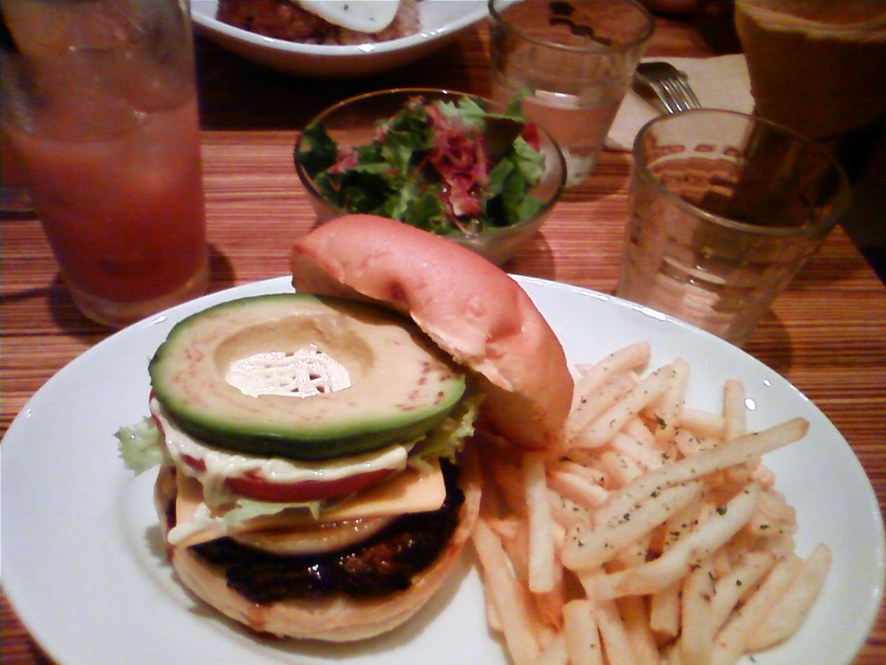 たまプラーザ Dexee Diner でアボカドチーズバーガー 世界のビーチリゾート ブログ編 たまプラーザ Dexee Diner でアボカドチーズバーガー 世界のビーチリゾート ブログ編