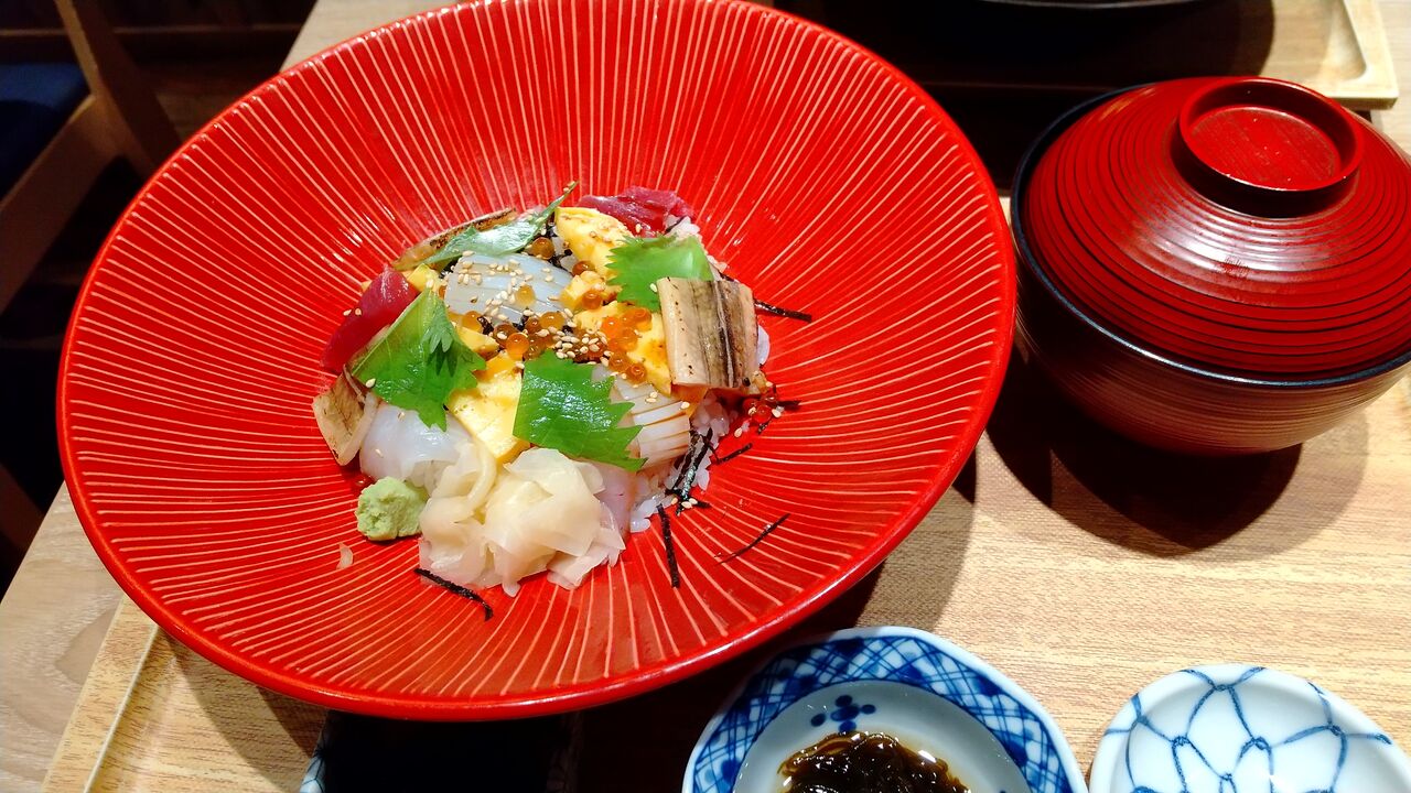 22年8月8日 魚盛コレド室町テラス店昼食 海鮮バラチラシ 10種の海鮮丼とランチビール Dance With The Market