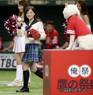 橋本 環 奈 始球式