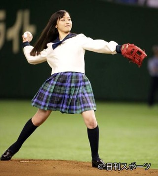 橋本 環 奈 始球式