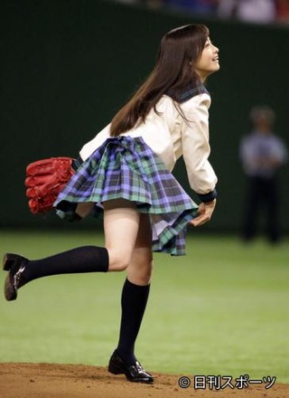 橋本 環 奈 始球式