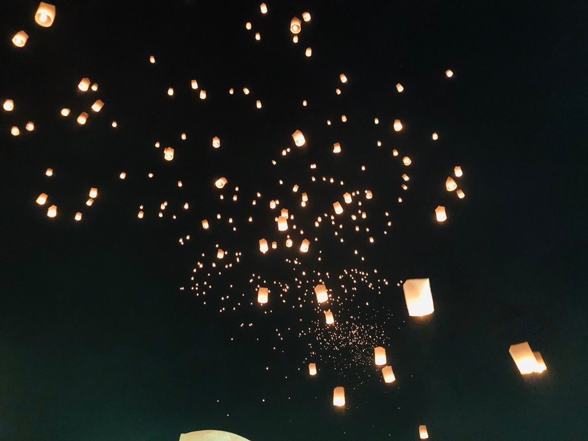 その9 感動しかない コムローイ祭りの灯篭上げ そして北タイグルメを満喫の夜 おぐしみき サワディシンチャオの美味しい日々