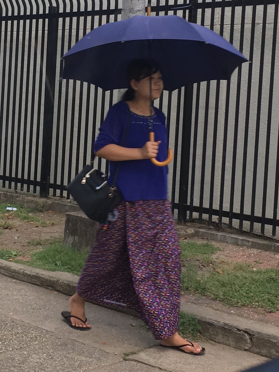 街行く人々のファッション ロンジーとビーチサンダル 駐在日記 ミャンマー