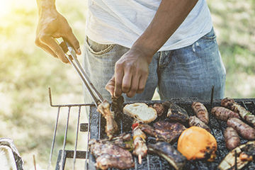 BBQで活躍する男性