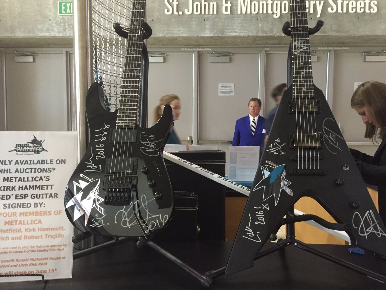 無料配達 16 Night Metallica Metallica メタリカ サーフボード像 サイン入り ロバート トゥルージロ カーク ハメット メタリカ ナイト その他 Labelians Fr