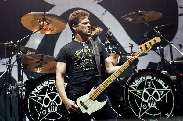 Jason-Newsted-performance-billboard-1548