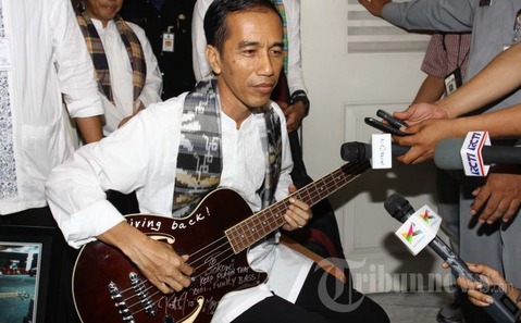 20130503_Jokowi_Tunjukan_Gitar_Bass_Metallica_1435