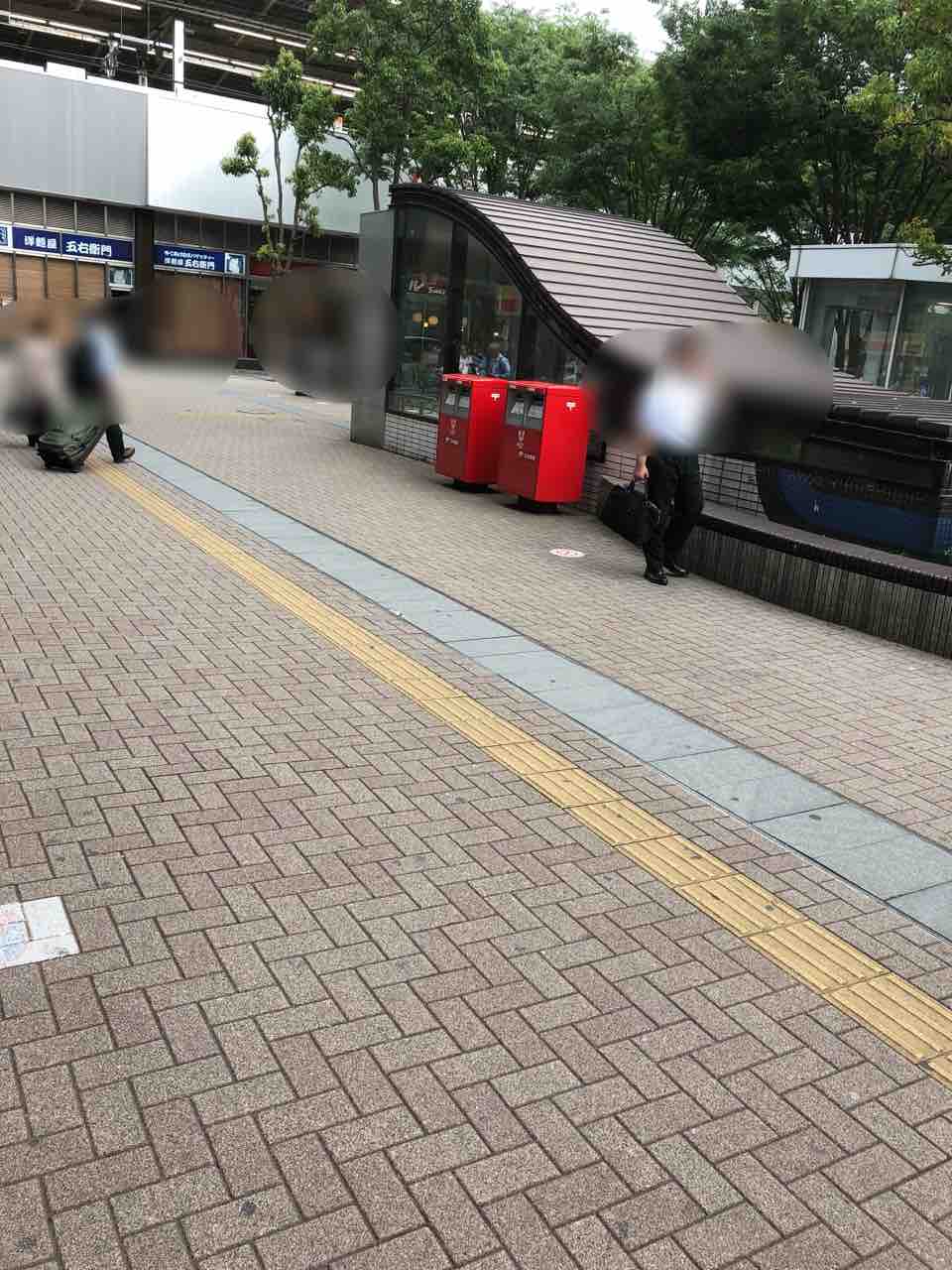 新横浜駅前にある郵便ポスト Just Move On